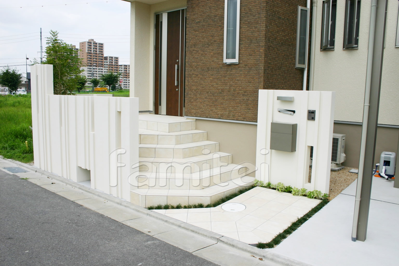 近未来な塗り壁門柱 新築オープン外構 ファミリー庭園株式会社 京都店 ガーデンプラット
