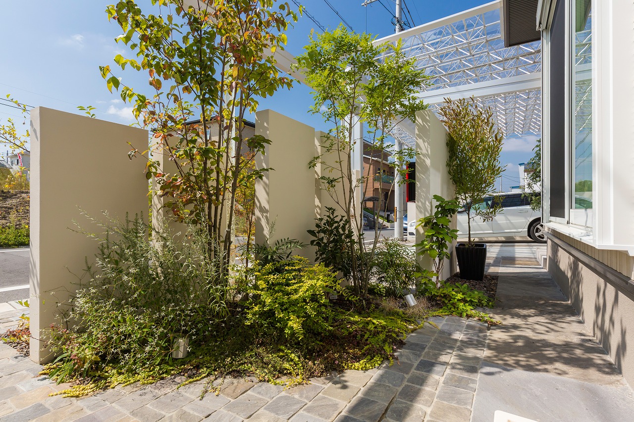 デザインウォールと植栽のライティングが魅せる外構 株式会社 岡本ガーデン ガーデンプラット