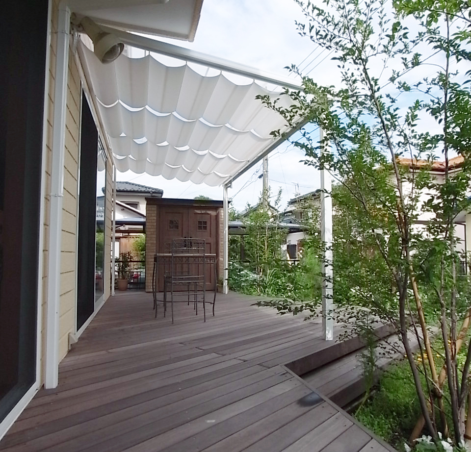 ウッドデッキと屋根がある気持ちのいい庭 有限会社創園社 ガーデンプラット