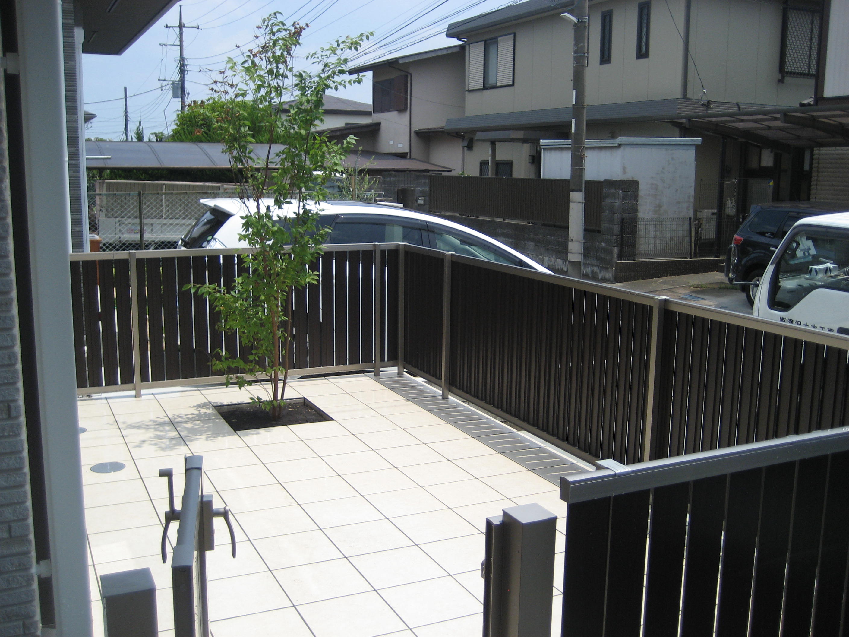 タイルテラスとオリジナル門柱が相性ピッタリ 横浜外構デザイニング ガーデンプラット