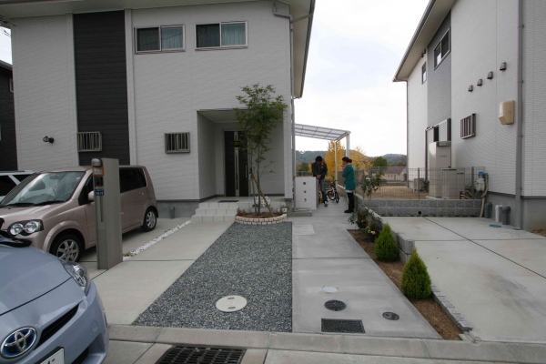 手作り感も楽しめるシンプルオープン外構 株式会社ひまわりライフ ガーデンプラット