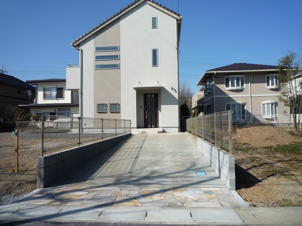 長いアプローチをうまく利用して ヒライエクステリア ガーデンプラット 長いアプローチをうまく利用して ヒライエクステリア ガーデンプラット