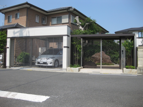 Gの屋根付き門とシャッターゲートの外構 株式会社堀央創建 Sunpatio サンパティオ ガーデンプラット Gの屋根付き門とシャッターゲートの外構 株式会社堀央創建 Sunpatio サンパティオ ガーデンプラット
