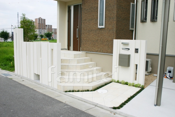 近未来な塗り壁門柱 新築オープン外構 ファミリー庭園株式会社 京都店 ガーデンプラット