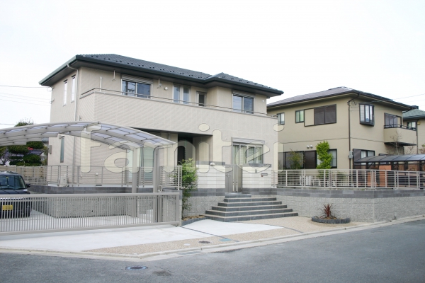 アプローチ階段がおしゃれな新築クローズ外構 ファミリー庭園株式会社 京都店 ガーデンプラット アプローチ階段がおしゃれな新築クローズ外構 ファミリー庭園株式会社 京都店 ガーデンプラット