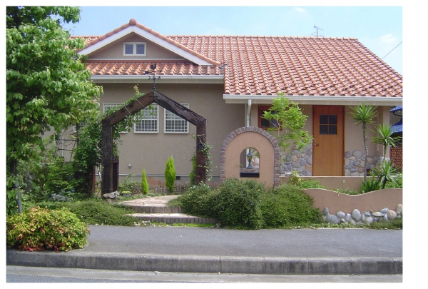 オレンジ色の屋根と緑の家 有限会社エクステリヤ不二 ガーデンプラット