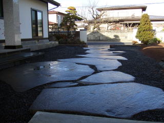 和の住宅に合う鉄平石のアプローチ 有限会社庭園やわらぎ ガーデンプラット 和の住宅に合う鉄平石のアプローチ 有限会社庭園やわらぎ ガーデンプラット