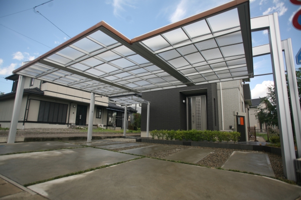 変形敷地にもかっこよくカーポートを ナチュラルに 株式会社庭遊館 ガーデンプラット