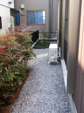 家の周りの砂利敷き リフォーム春日部市 うさぎの庭 株式会社パサニアガーデンうさぎの庭 ガーデンプラット