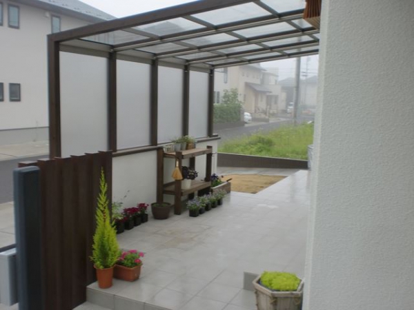 植物が溶け込むナチュラルなタイルテラス Marchen Garden 株式会社 メルヘンガーデンかどや ガーデンプラット 植物が溶け込むナチュラルなタイルテラス Marchen Garden 株式会社 メルヘンガーデンかどや ガーデンプラット
