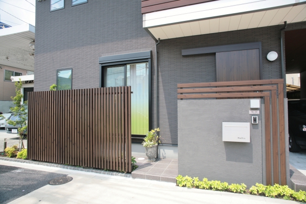 都市型住宅の目隠しを考慮した外構デザイン 有限会社サタケ工業 ガーデンプラット 都市型住宅の目隠しを考慮した外構デザイン 有限会社サタケ工業 ガーデンプラット