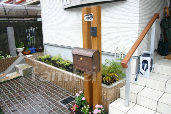 アンティーク調ポストのおしゃれな木製機能門柱 宝塚市 ファミリー庭園株式会社 兵庫店 ガーデンプラット