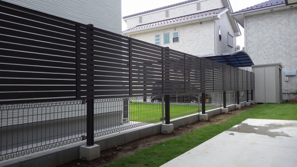 お隣さんとの境界フェンスはシンプルに ヒライエクステリア ガーデンプラット