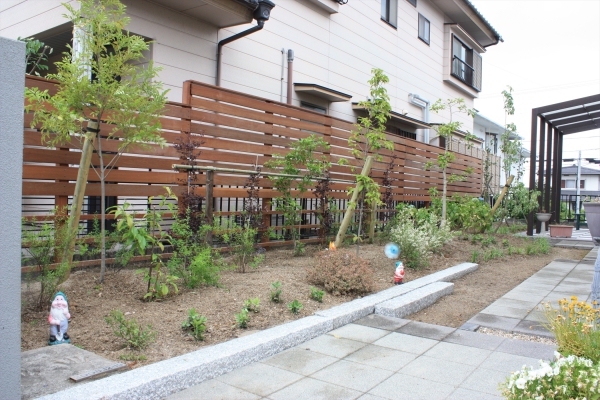木製ビリアンの目隠しフェンスと植栽計画 有限会社エクステリヤ不二 ガーデンプラット 木製ビリアンの目隠しフェンスと植栽計画 有限会社エクステリヤ不二 ガーデンプラット
