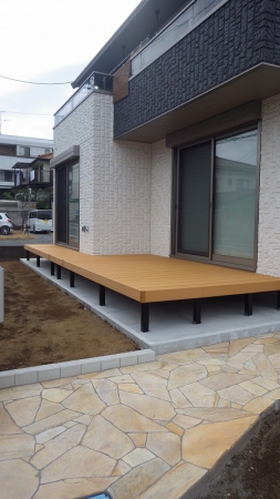 石張りの色とウッドデッキの配色にこだわりました ヒライエクステリア ガーデンプラット