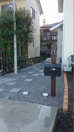 玄関までのアプローチに敷石を並べてシンプル仕上げ ヒライエクステリア ガーデンプラット 玄関までのアプローチに敷石を並べてシンプル仕上げ ヒライエクステリア ガーデンプラット