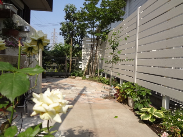 目隠しフェンスと芝をリニューアルした集うガーデン 株式会社 花鳥風月 ガーデンプラット