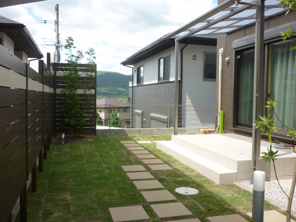 芝生とタイルテラスのお庭 株式会社ヒロセ家工房 ガーデンプラット