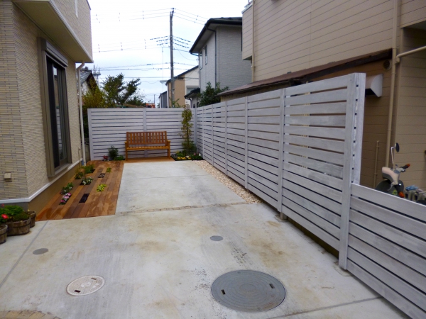 白いプライベート空間 リフォームウッドフェンス春日部市外構 造園 うさぎの庭 株式会社パサニアガーデンうさぎの庭 ガーデンプラット