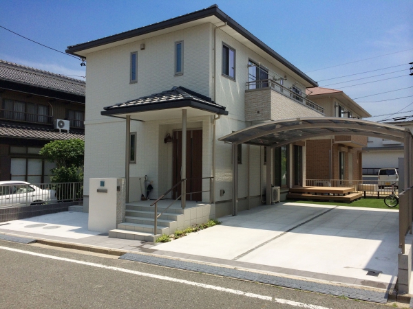 広い駐車スペースを持つ新築外構 オールグリーン 株式会社グランドワークス ガーデンプラット 広い駐車スペースを持つ新築外構 オールグリーン 株式会社グランドワークス ガーデンプラット