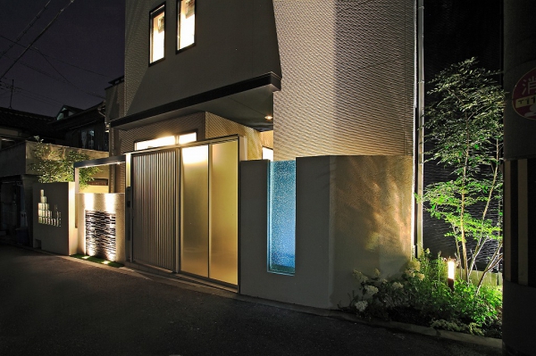 狭小地を存分に活かしたクローズ外構 株式会社 岡本ガーデン ガーデンプラット