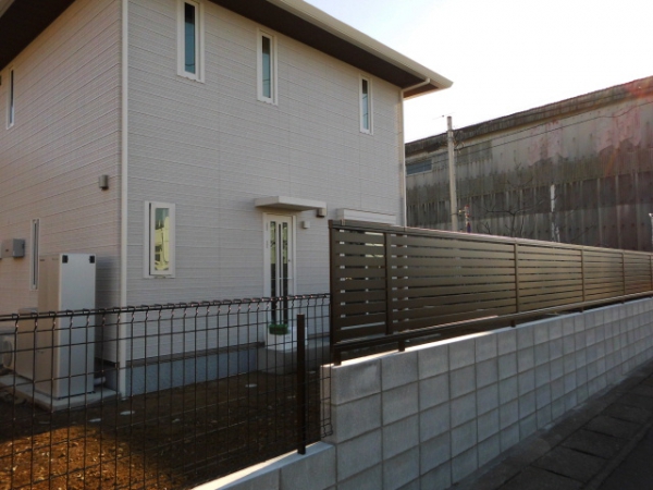 ブロック塀に目隠しフェンスをアクセント ヒライエクステリア ガーデンプラット