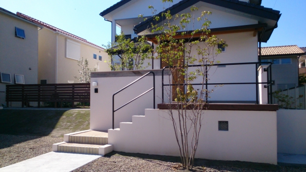 シンプルモダンなアイアンの手すりのある外構 有限会社 Design Loop 愛知県 岐阜県 ガーデンプラット