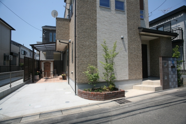 都市型住宅の洋風モダンエクステリア 有限会社サタケ工業 ガーデンプラット