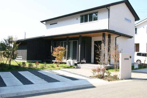 和モダンの建物にあわせ アプローチは洗い出しで仕上げました 株式会社外構屋社中 ガーデンプラット 和モダンの建物にあわせ アプローチは洗い出しで仕上げました 株式会社外構屋社中 ガーデンプラット