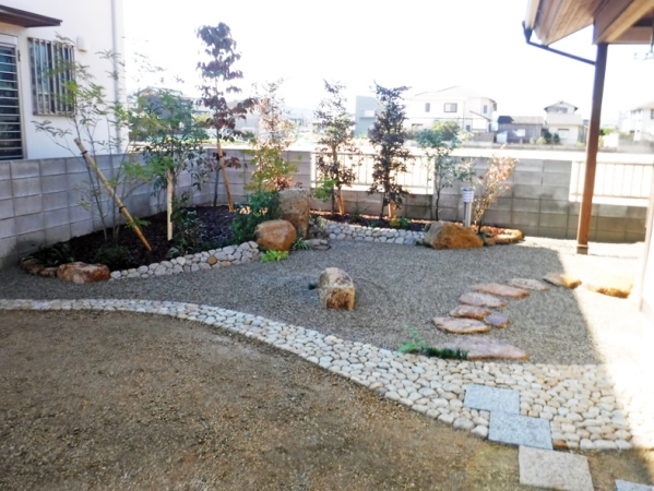 石畳の波が縁取る庭 有限会社光匠園 ガーデンプラット 石畳の波が縁取る庭 有限会社光匠園 ガーデンプラット