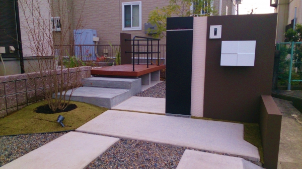 ウッドデッキとアイアンの手すりのアプローチ 有限会社 Design Loop 愛知県 岐阜県 ガーデンプラット