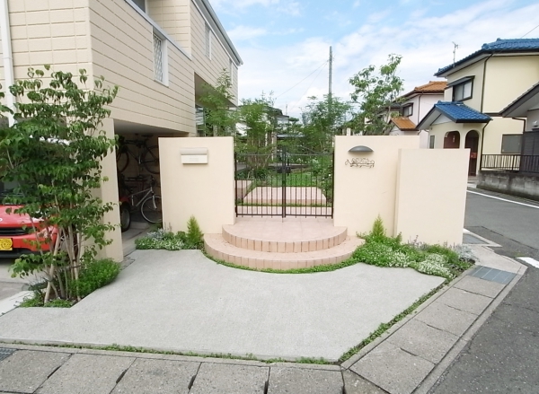 洋風の雰囲気な塗壁とタイルの玄関アプローチ 有限会社創園社 ガーデンプラット 洋風の雰囲気な塗壁とタイルの玄関アプローチ 有限会社創園社 ガーデンプラット