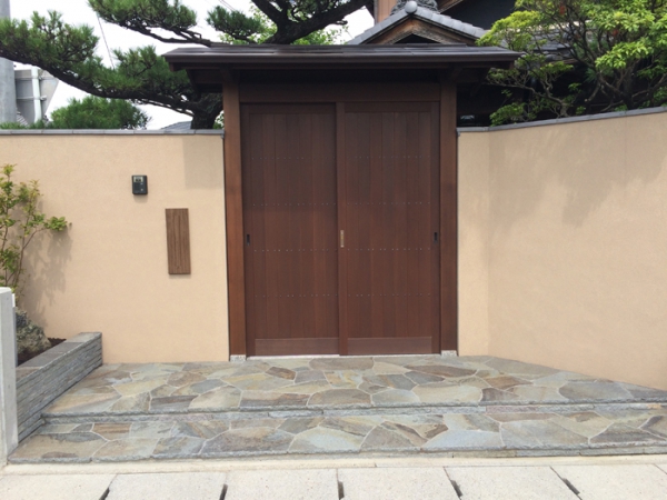 数奇屋門のある和風外構 株式会社堀央創建 Sunpatio サンパティオ ガーデンプラット 数奇屋門のある和風外構 株式会社堀央創建 Sunpatio サンパティオ ガーデンプラット
