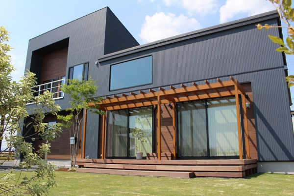パーゴラとウッドデッキのある庭 Garden Studio 庭楽館 ガーデンプラット パーゴラとウッドデッキのある庭 Garden Studio 庭楽館 ガーデンプラット