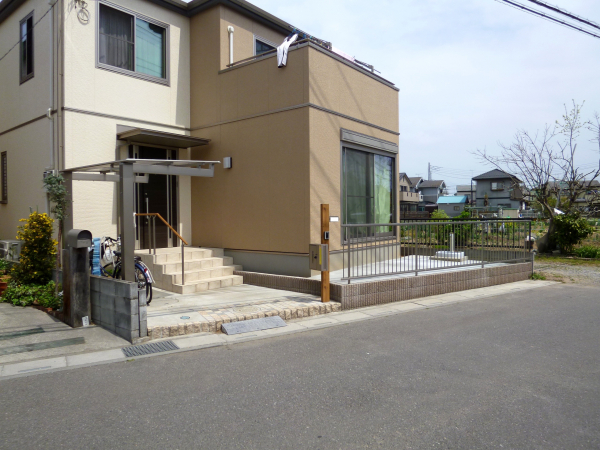 自転車置き場とわんちゃんのテラス 春日部市 庭リフォーム 外構工事 エクステリア うさぎの庭 株式会社パサニアガーデンうさぎの庭 ガーデンプラット