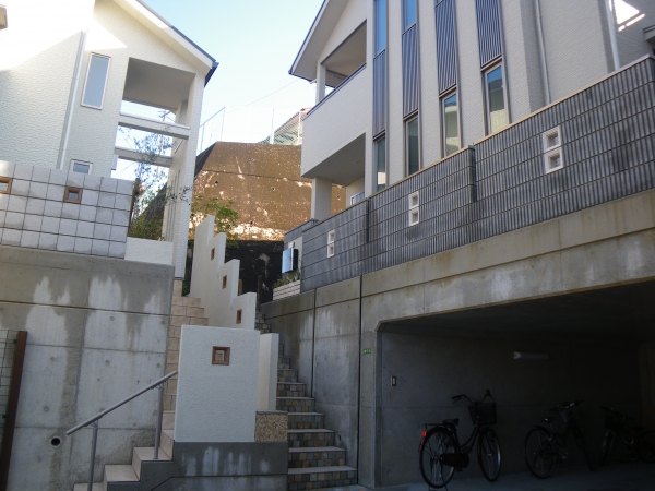 高台の家 階段とアプローチの工夫 Re Corso Garden 谷崎建材株式会社 ガーデンプラット