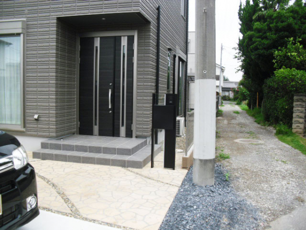 ウイルモダンの門柱がモダンなお家にマッチ 株式会社外構屋社中 ガーデンプラット