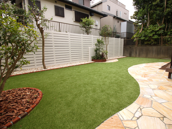 メンテナンスのかからない人工芝と石貼りの庭 株式会社heal The Garden ガーデンプラット