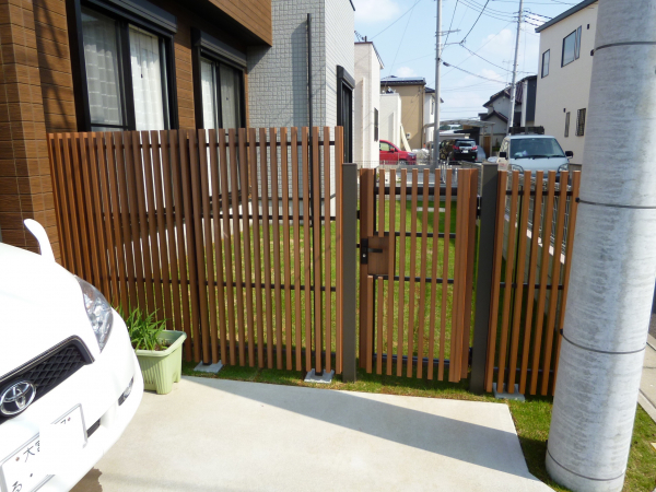 環境にやさしい人工木材f Fの縦格子フェンス 埼玉県さいたま市 外構工事 エクステリア うさぎの庭 株式会社パサニアガーデンうさぎの庭 ガーデンプラット