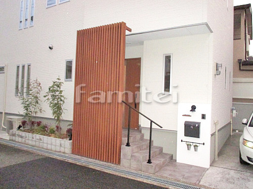 玄関まわりをオシャレに演出 モダン木製調目隠し 豊中市 ファミリー庭園株式会社 大阪店 ガーデンプラット 玄関まわりをオシャレに演出 モダン木製調目隠し 豊中市 ファミリー庭園株式会社 大阪店 ガーデンプラット