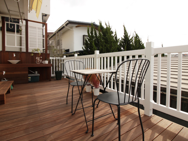 ウッドデッキで造る丘の上のカフェテラス 株式会社heal The Garden ガーデンプラット