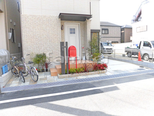 植栽で玄関まわりを色彩豊富な雰囲気へ 西宮市 ファミリー庭園株式会社 兵庫店 ガーデンプラット 植栽で玄関まわりを色彩豊富な雰囲気へ 西宮市 ファミリー庭園株式会社 兵庫店 ガーデンプラット