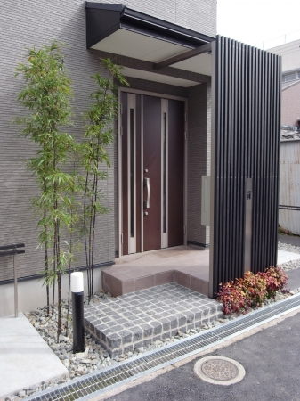 狭小地の 門扉がないエクステリアのかたち 株式会社竹本造園 Sotodesign ガーデンプラット