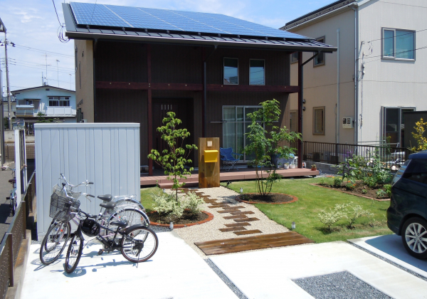 駐車スペースと庭をはっきり分けた オープンなナチュラル外構 株式会社アルファテック ガーデンプラット