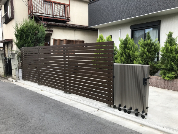 目隠しフェンス ゲートでクローズ外構へリフォーム Rise Exterior ライズエクステリア 有限会社富士美建 ガーデンプラット 目隠しフェンス ゲートでクローズ外構へリフォーム Rise Exterior ライズエクステリア 有限会社富士美建 ガーデンプラット