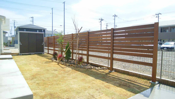 ハードウッドで作った木製フェンスとミニ花壇のお庭 株式会社エルヴェグリーン 株式会社エルヴェグリーン ガーデンプラット