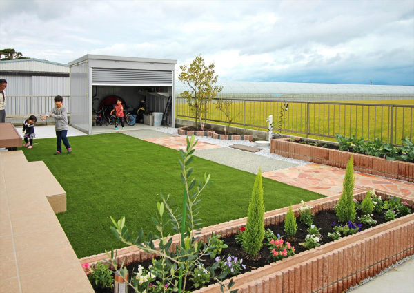 家族みんなが楽しめる お手入れ要らずの明るいお庭 アウテリアタイガー株式会社 ガーデンプラット