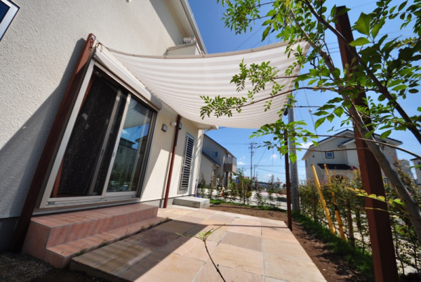 自然石とタープに包まれた魅惑のメインガーデン Garden Time ガーデンプラット