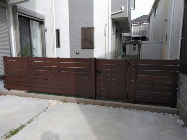 車庫からつながるお庭にお洒落な目隠しフェンスを Rise Exterior ライズエクステリア 有限会社富士美建 ガーデンプラット