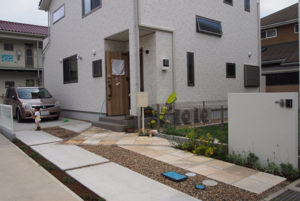 旗竿地のコンパクトな敷地をナチュラルモダンにデザイン Garden Time ガーデンプラット